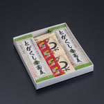 干しそば8人前のセットの内容です。4人前一箱が2箱。箱の中には戸隠産のそば粉で作った干しそばと、つゆ、八幡屋礒五郎の七味唐辛子のセットが入っています。