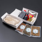 生そば5人前に、北信濃(長野県の北部)の特産品を詰め合わせたセット。生そば5人前、そば屋のめんつゆ、門前みそ店「すや亀」のお漬物3点セット(黒豆っ子、野沢菜炒り菜、きざみ味噌漬)、わさび一本、長ネギ、七味、のり