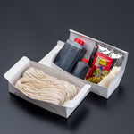 生そば5人前のセット。そば5人前、つゆ、薬味(長ネギ、生わさび一本、のり、七味)