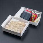 長野のそば屋「そば処やぶ」の生そば8人前のセットです。お店の生そばと、つゆ、薬味(ねぎ、わさび一本、のり、八幡屋礒五郎の七味)が同梱されています。